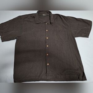 A Villini men's short sleeve button-down silk shirt in a size XL.